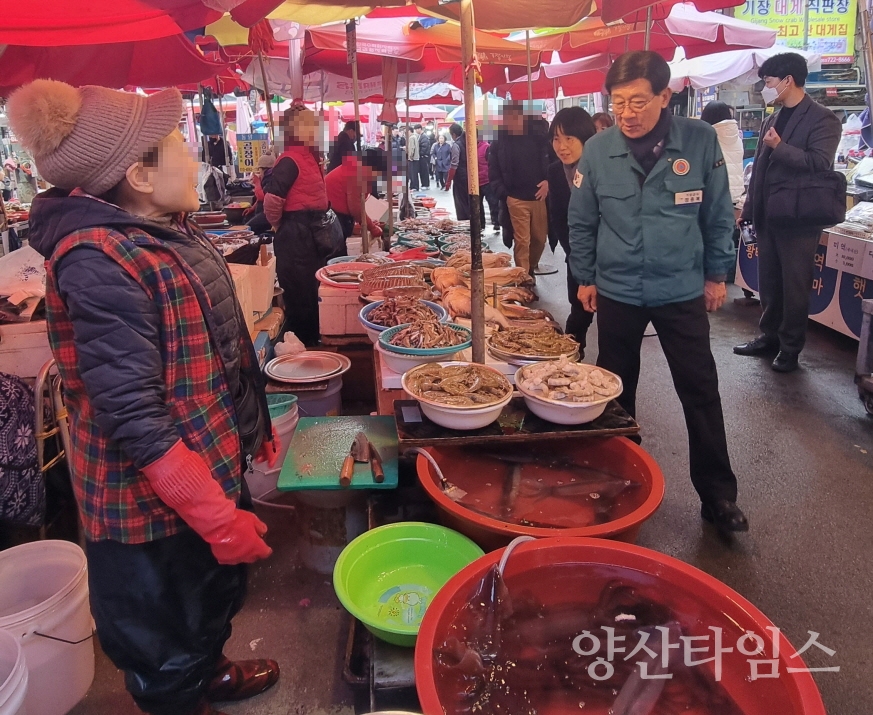 정종복 기장군수가 기장시장을 방문해 시장상인과 소통하고 있다ⓒ양산타임스