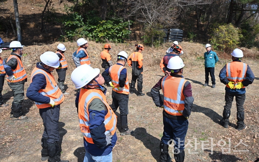 정종복 기장군수가 현업 사업장에서 작업 전 안전점검회의와 체조를 진행했다ⓒ양산타임스