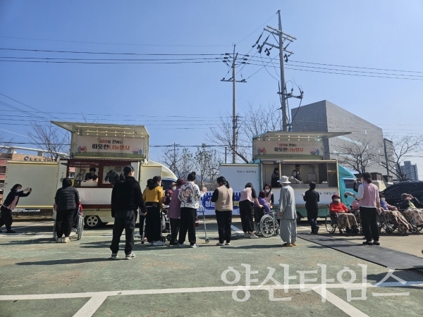 통도사자비원 푸드트럭 간식 나눔ⓒ양산타임스