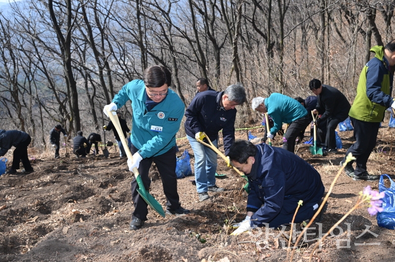 정종복 기장군수(좌측)와 기장군 관계자들이 나무심기 행사를 진행하고 있다ⓒ양산타임스