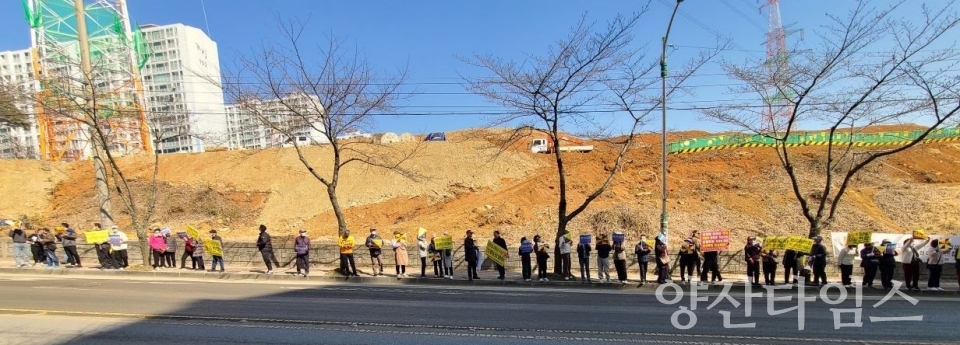 ​송전탑 이전 장소에서 인근 센트럴파크 공사현장 입구까지 코아루 입주민들이 송전탑 이전 반대 집회를 하고있다. ⓒ양산타임스​