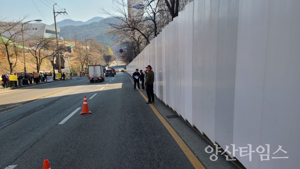 ​​송전탑 이전 장소에서 인근 센트럴파크 공사현장 입구까지 코아루 입주민들이 송전탑 이전 반대 집회를 하고있다. ⓒ양산타임스​​
