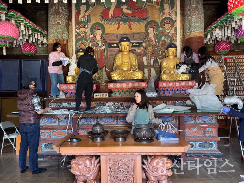 기장군이 장안사 주차장에 현장지휘본부를 전진배치하고 산불확산 방지에 적극 나서고 있다ⓒ양산타임스