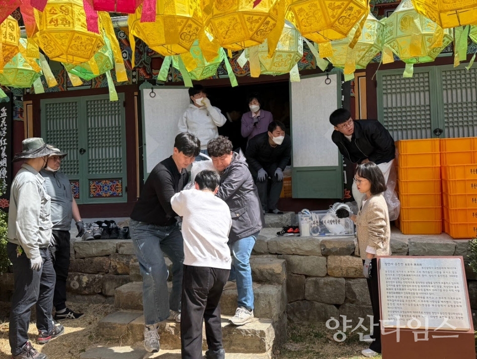 기장군이 장안사 주차장에 현장지휘본부를 전진배치하고 산불확산 방지에 적극 나서고 있다ⓒ양산타임스