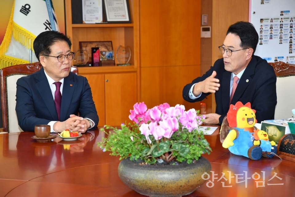 ㈜한국동서발전 임원진, 울주군 산불 피해 성금 1억원 전달 ⓒ양산타임스