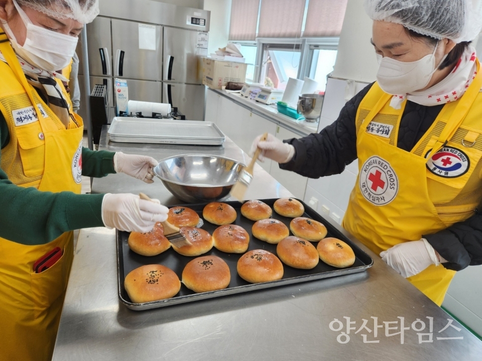 덕계동적십자봉사회 빵만들기 봉사ⓒ양산타임스