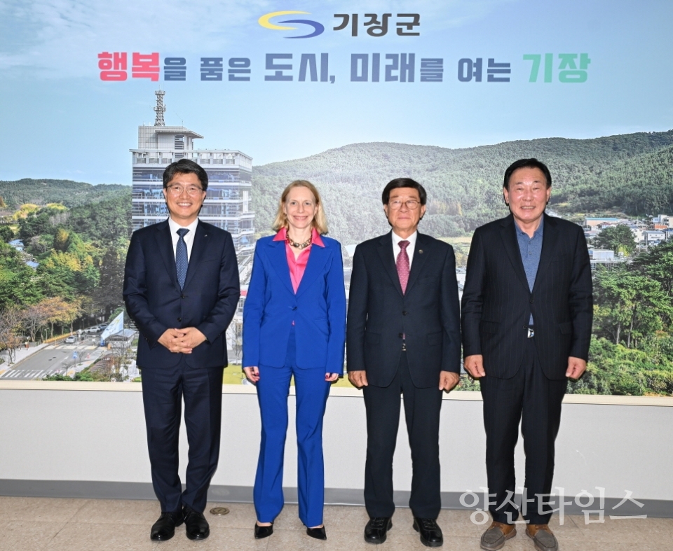 기장군이 다쏘시스템과 디지털 기반 협력을 논의하는 간담회를 개최했다(좌측부터 다쏘시스템코리아 정운성 대표이사, 다쏘시스템 플로랑스 베르제랑 수석부사장,정종복 기장군수, 박홍복 기장군의회 의장)ⓒ양산타임스