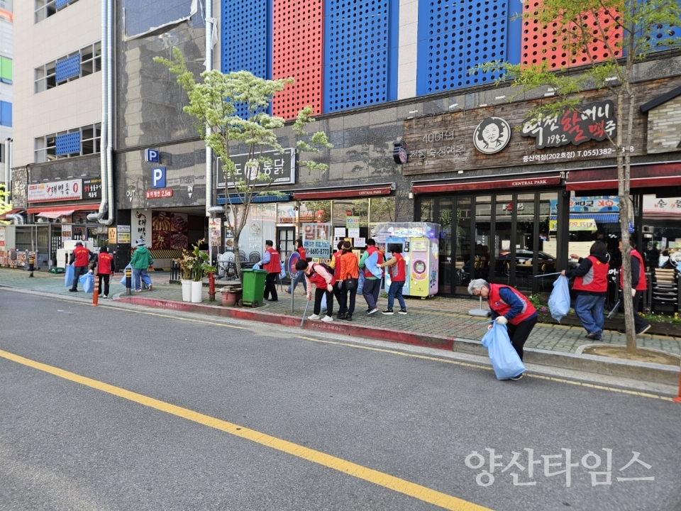 물금읍 4월 국토대청소ⓒ양산타임스