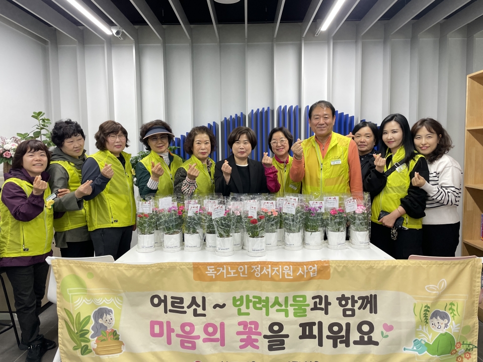 삼성동 지역사회보장협의체, 「사랑의 카네이션」 나눔ⓒ양산타임스