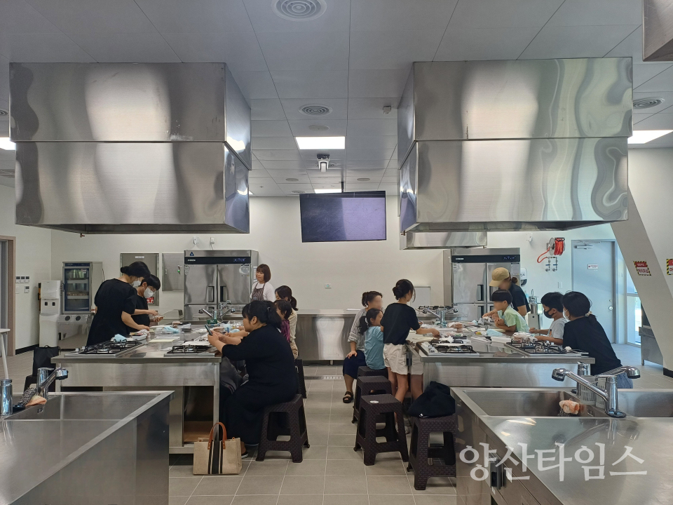 평생학습관 체험 프로그램_엄마아빠와 함께하는 요리체험ⓒ양산타임스