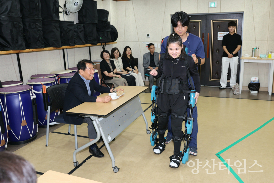 웨어러블 돌봄로봇 시연ⓒ양산타임스