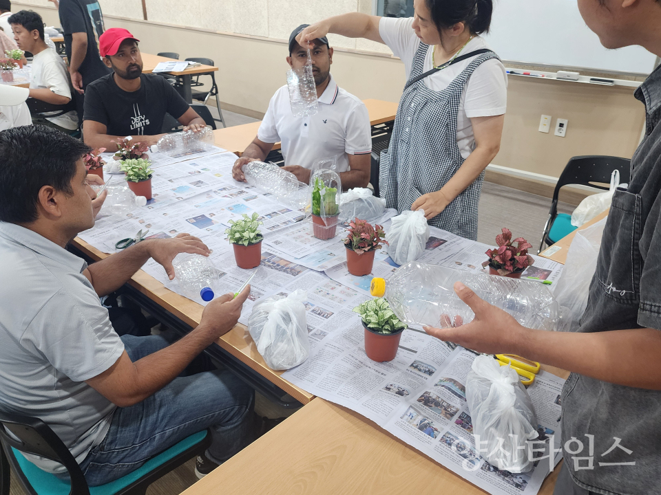 자원봉사센터 이주노동자와 환경화분 만들기ⓒ양산타임스