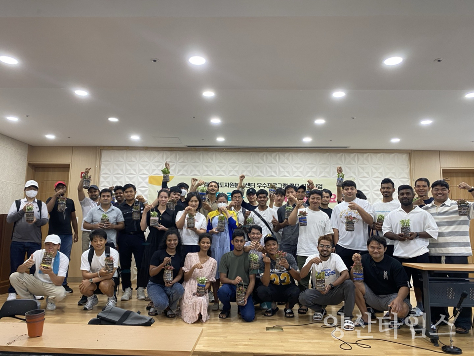 자원봉사센터 이주노동자와 환경화분 만들기ⓒ양산타임스