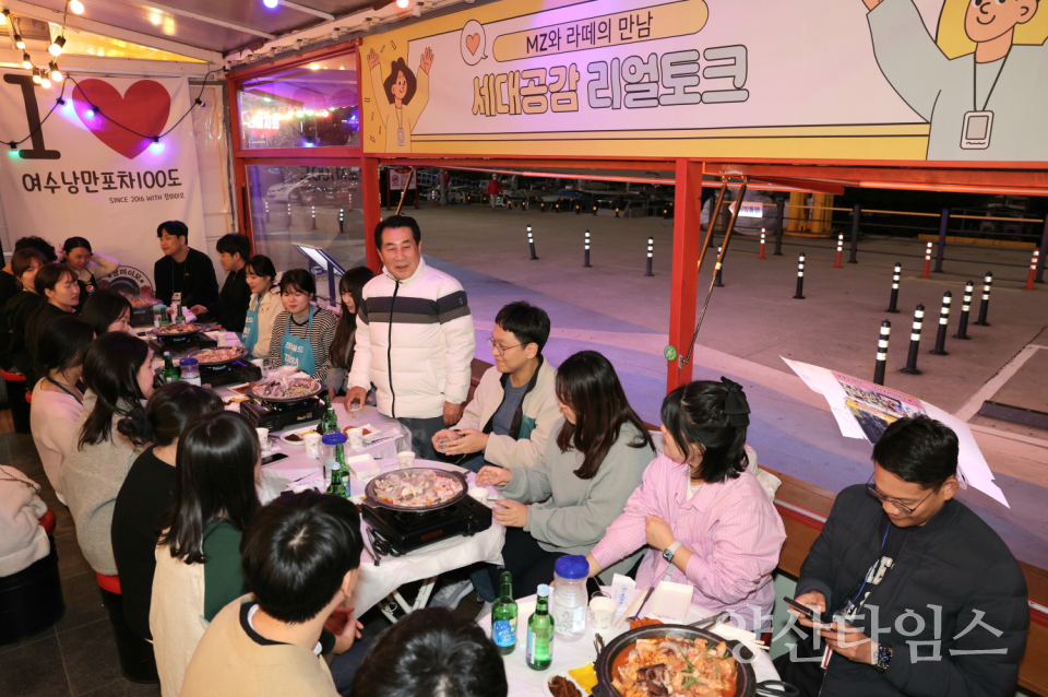 나동연 양산시장 젊은 직원들과 소통ⓒ양산타임스