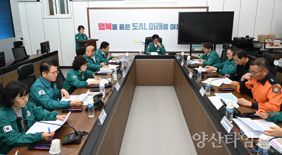 정종복 기장군수(가운데)가 재난안전상활실에서 재난안전통신망(PS-LTE)으로 훈련현장을 지휘하고 있다ⓒ양산타임스