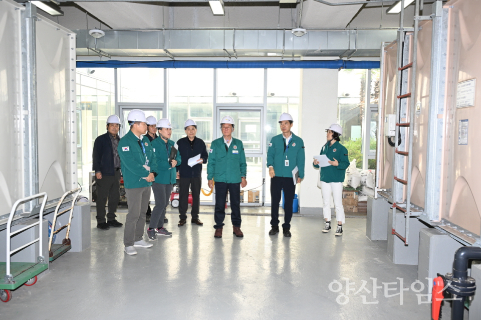 정종복 기장군수가 수산자원센터 등 소속 사업장에 대한 안전점검을 시행하고 있다ⓒ양산타임스