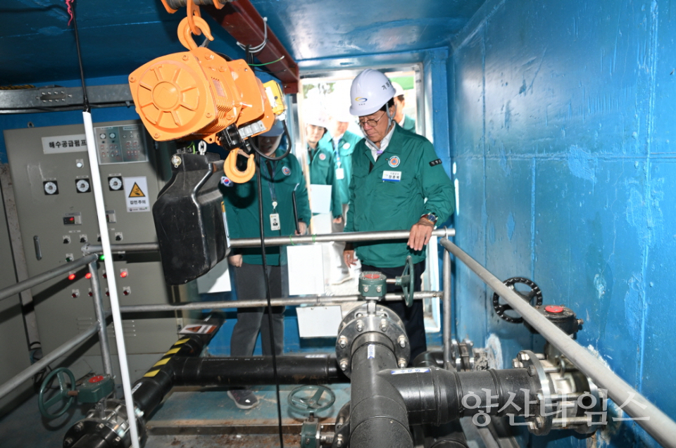 정종복 기장군수가 수산자원센터 등 소속 사업장에 대한 안전점검을 시행하고 있다ⓒ양산타임스