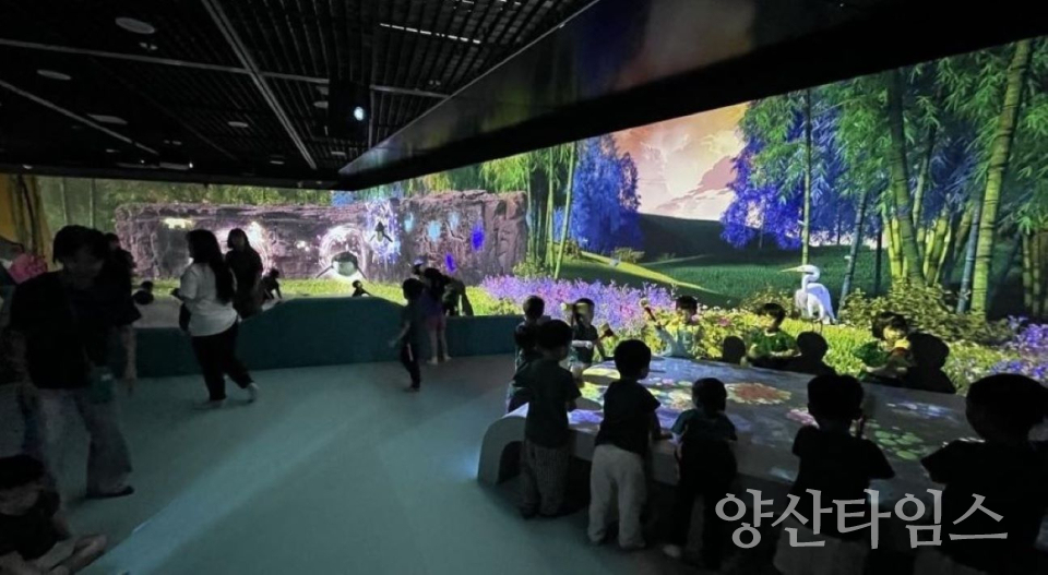 태화강생태관, 미디어아트 신규 전시공간 ‘물빛놀이터’ 인기ⓒ양산타임스