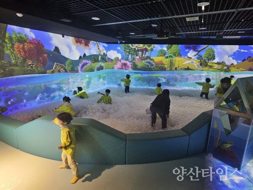 태화강생태관, 미디어아트 신규 전시공간 ‘물빛놀이터’ 인기ⓒ양산타임스