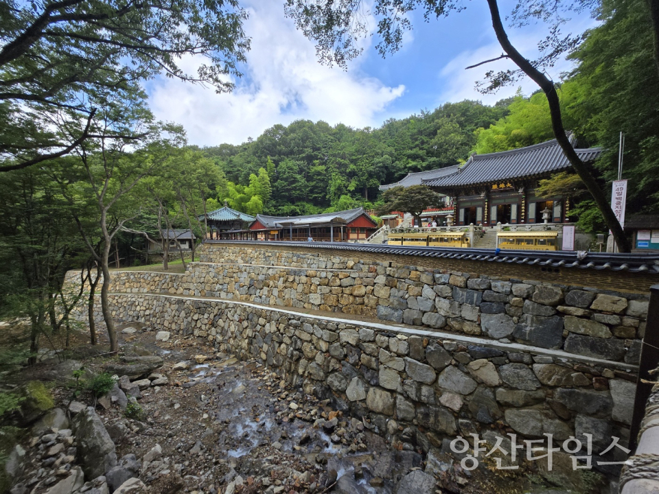 홍룡사 대웅전 주변 석축정비공사 후ⓒ양산타임스