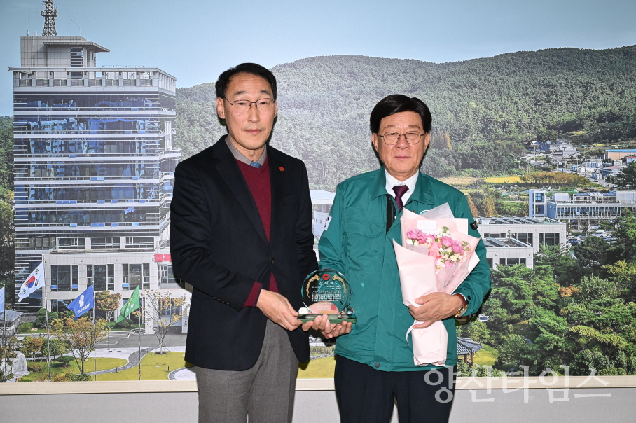 노영진 국민건강보험공단 기장지사장(좌측)이 정종복 기장군수(우측)에게 감사패를 전달하고 있다ⓒ양산타임스