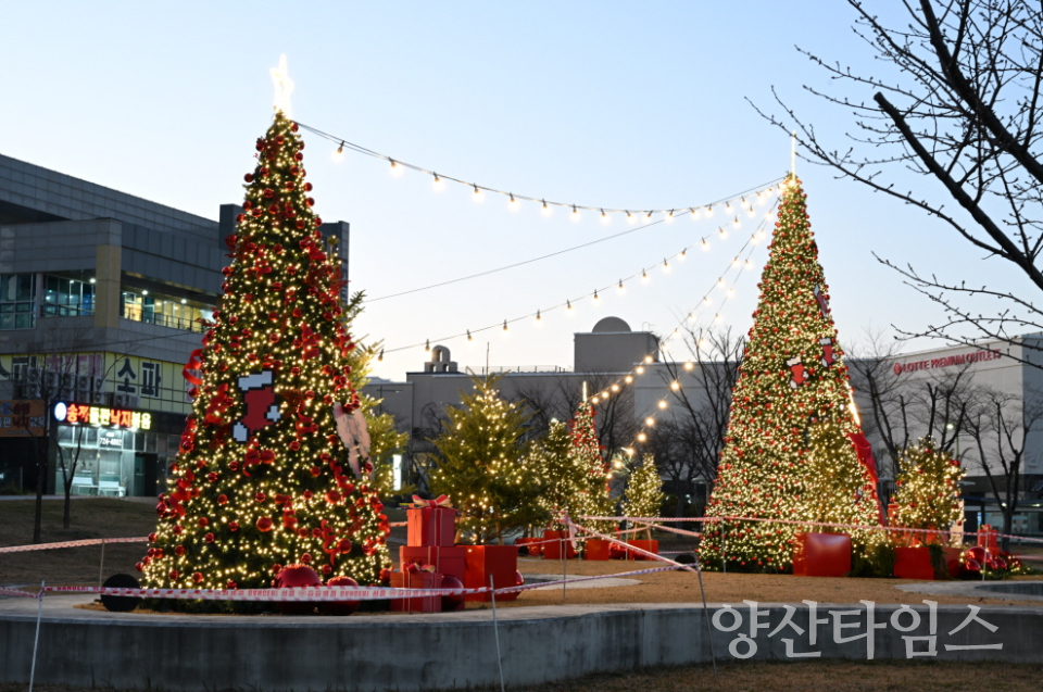 오시리아 물음표 공원에 설치된 경관 조명ⓒ양산타임스