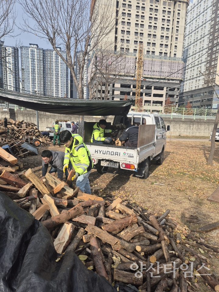 산림부산물 활용 땔감 나누기ⓒ양산타임스