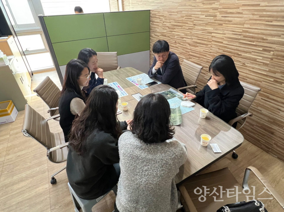 경남 진주시 관계자(우측 2명)가 기장군을 방문해 드론을 활용한 토지행정 우수사례를 벤치마킹하고 있다ⓒ양산타임스