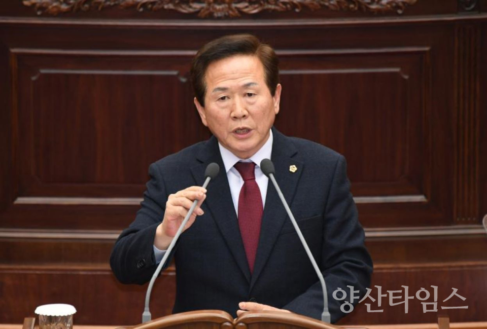 본회의장에서 대표발의하는 박인 부의장ⓒ양산타임스