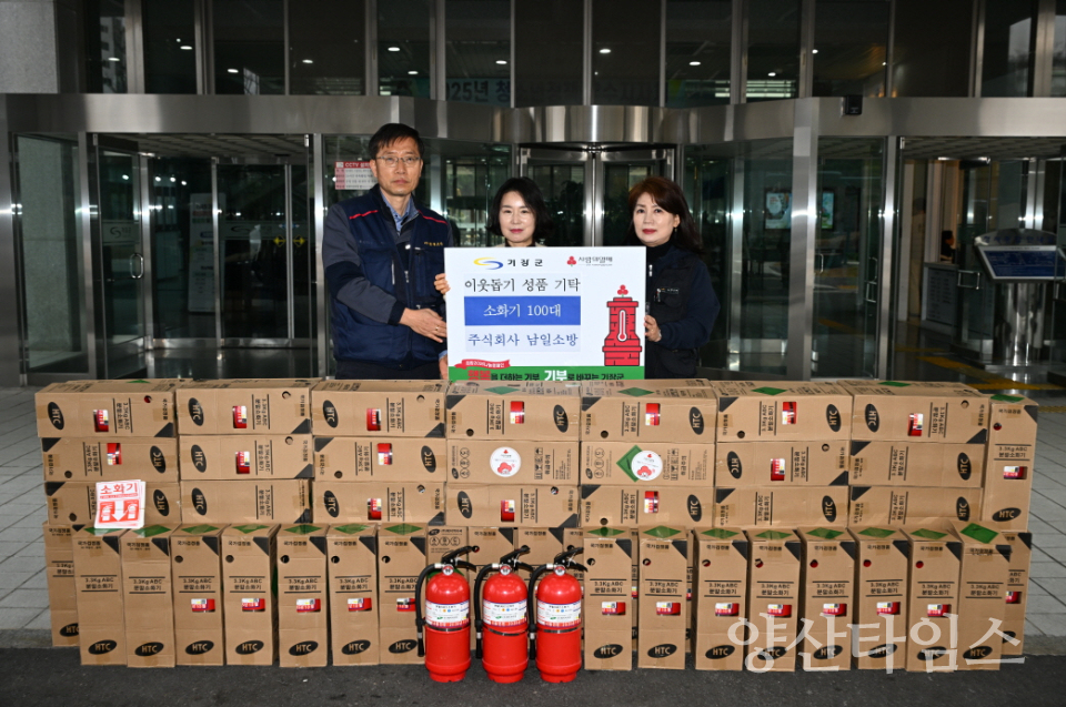 왼쪽부터 김창열 대표, 신계순 기장군 노인장애인복지과장, 박인화 대표가 기탁식을 진행하고 있다.ⓒ양산타임스