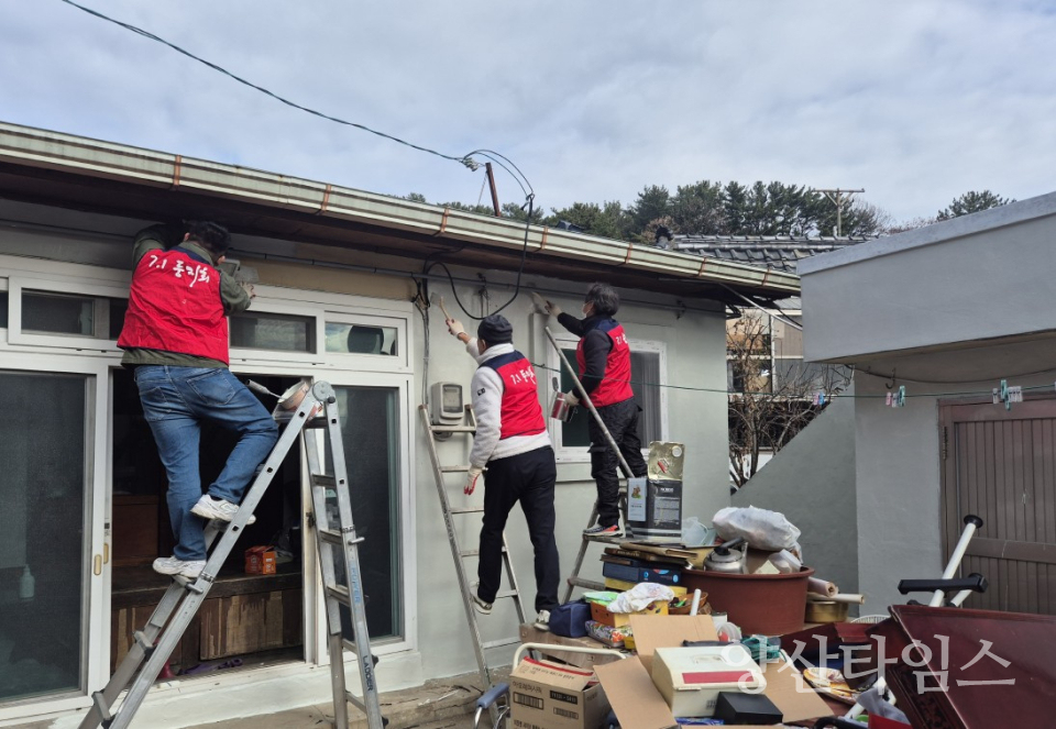 7.1둥지회 강서동 취약계층 집수리 봉사ⓒ양산타임스