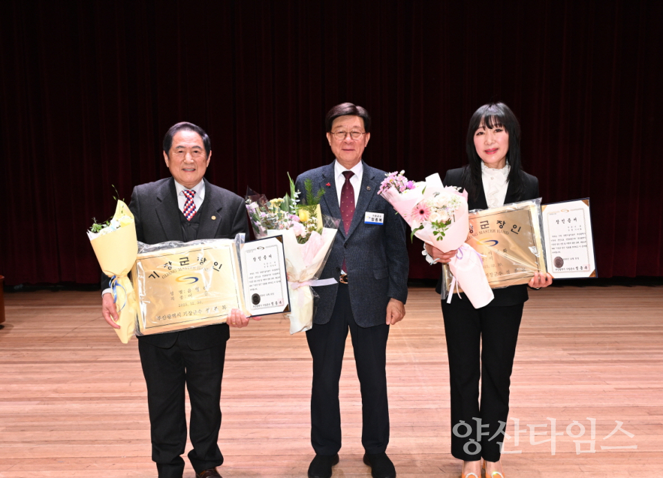 좌측부터 윤영하 장인, 정종복 기장군수, 이미화 장인이 기장군 장인 증서 및 인증패 수여식을 진행하고 있다ⓒ양산타임스