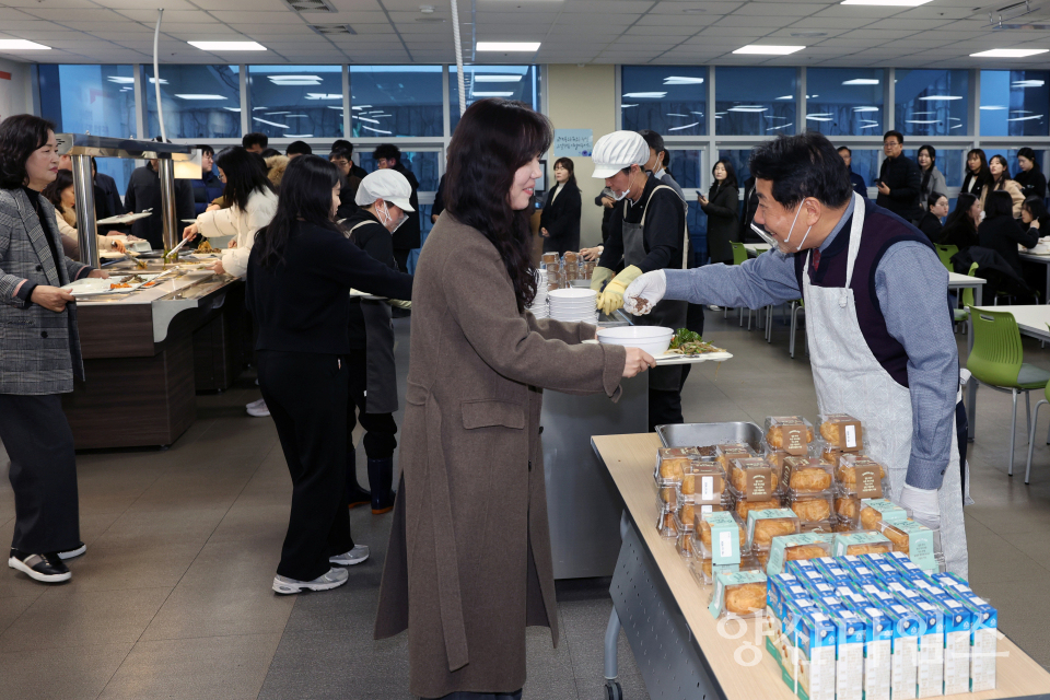 양산시장 구내식당 떡국 배식ⓒ양산타임스