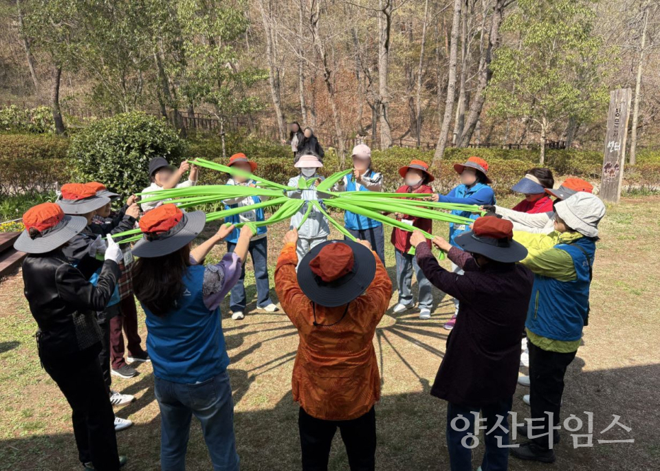 지난해, 기장군 치매예방 산림치유 프로그램을 진행하는 모습 ⓒ양산타임스