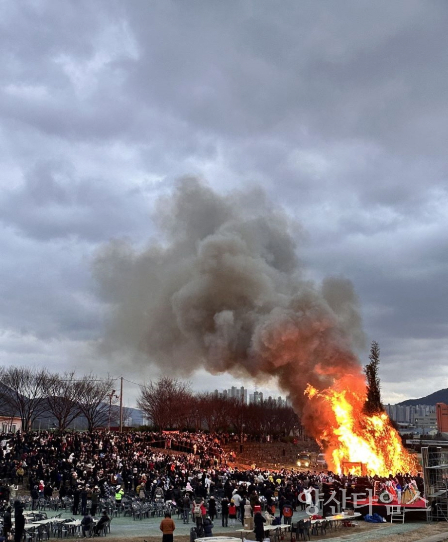 3일 대동강 둔치에서 열린 '2-26 웅상대동제'에서 시민들이 달집태우기를 바라보며 한 해의 소망을 기원하고있다. ⓒ양산타임스