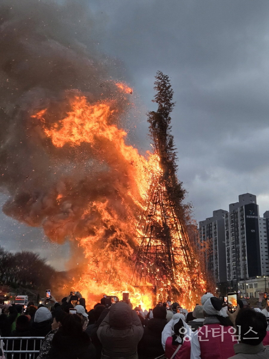 3일 대동강 둔치에서 열린 '2026 웅상대동제'에서 시민들이 달집태우기를 바라보며 한 해의 소망을 기원하고있다. ⓒ양산타임스