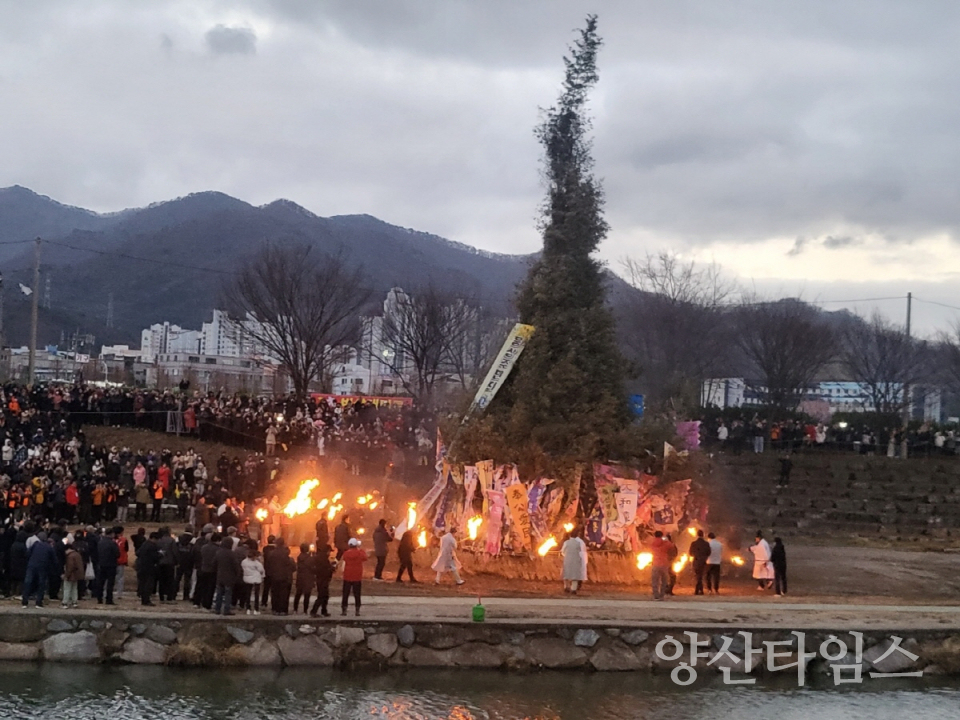 3일 대동강 둔치에서 열린 '2026 웅상대동제'에서 시민들이 달집태우기를 바라보며 한 해의 소망을 기원하고있다. ⓒ양산타임스
